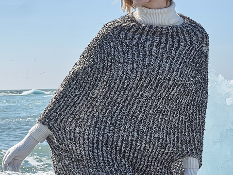 Zweifarbiger Poncho in Beige und Schwarz