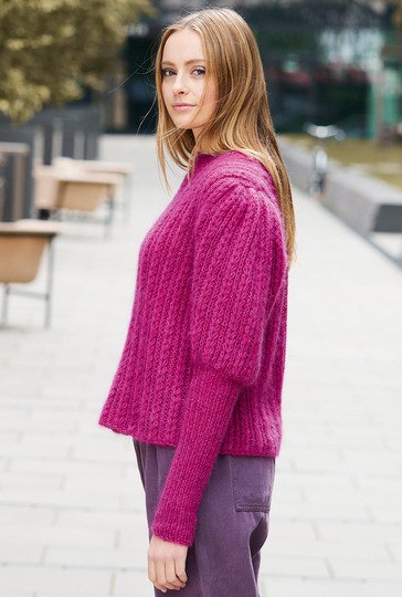 Fuchsiafarbener Pulli mit Keulenärmeln