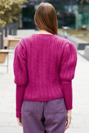 Fuchsiafarbener Pulli mit Keulenärmeln