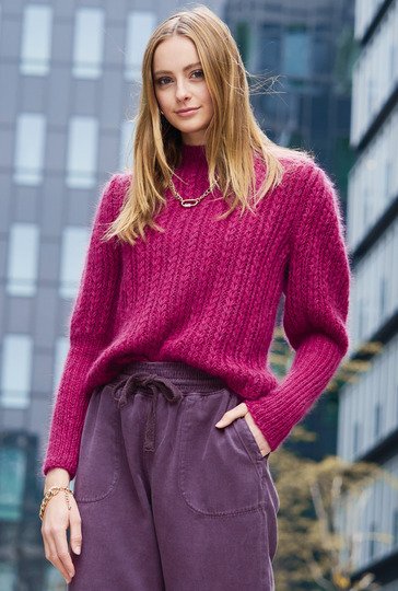 Fuchsiafarbener Pulli mit Keulenärmeln