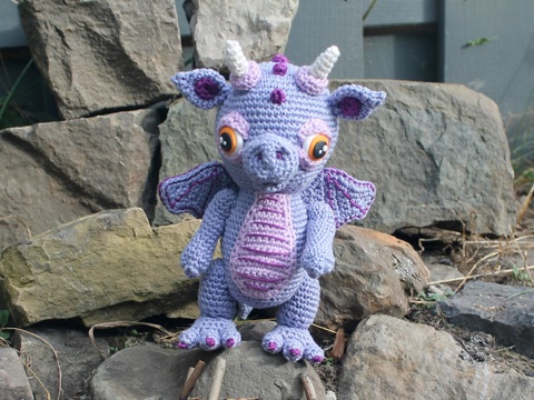 Drache häkeln – kleiner Drache mit Flügeln, ca. 20 cm (DE & EN)