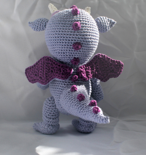 Drache häkeln – kleiner Drache mit Flügeln, ca. 20 cm (DE & EN)