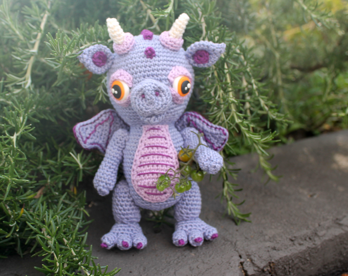 Drache häkeln – kleiner Drache mit Flügeln, ca. 20 cm (DE & EN)