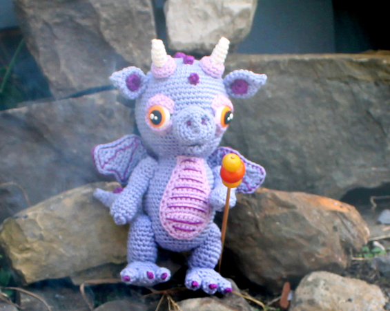 Melvin the Dragon crochet pattern in german and in english