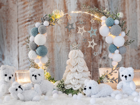 Gestrickte Mini-Eisbären und Leuchtring mit Häkelkugeln