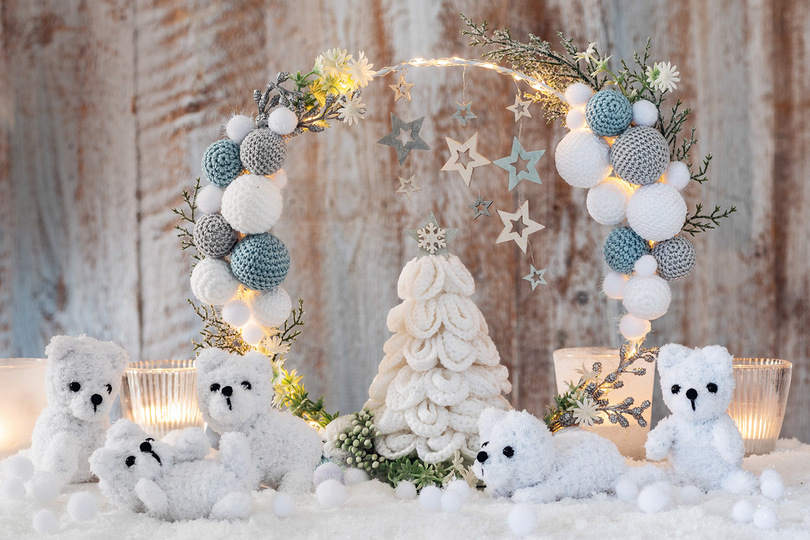 Gestrickte Mini-Eisbären und Leuchtring mit Häkelkugeln