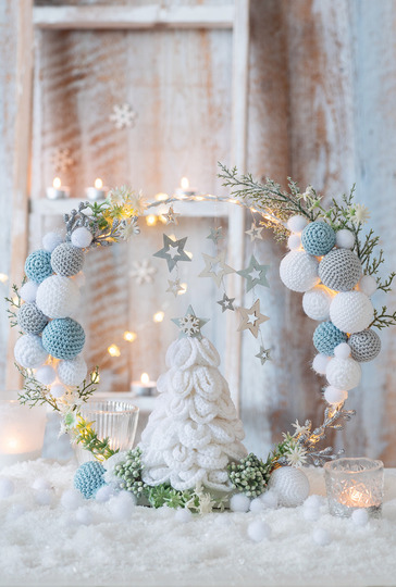 Gestrickte Mini-Eisbären und Leuchtring mit Häkelkugeln