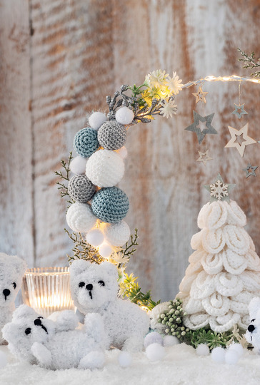 Gestrickte Mini-Eisbären und Leuchtring mit Häkelkugeln