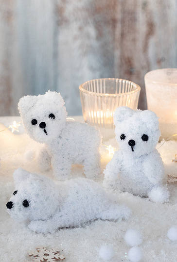 Gestrickte Mini-Eisbären und Leuchtring mit Häkelkugeln