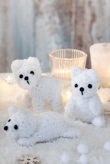 Gestrickte Mini-Eisbären und Leuchtring mit Häkelkugeln