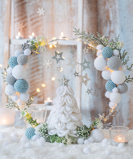 Gestrickte Mini-Eisbären und Leuchtring mit Häkelkugeln