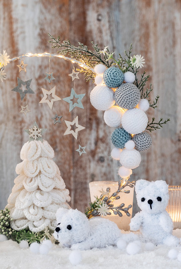 Gestrickte Mini-Eisbären und Leuchtring mit Häkelkugeln