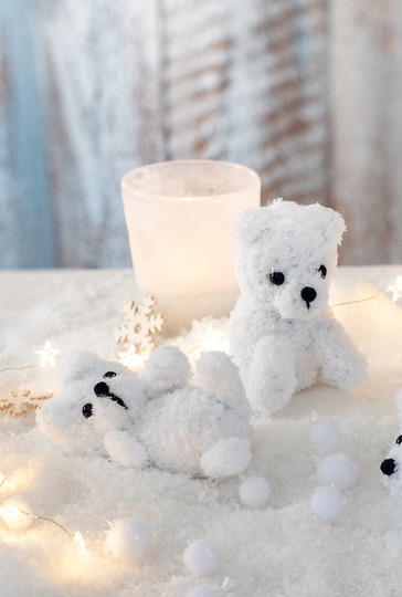 Gestrickte Mini-Eisbären und Leuchtring mit Häkelkugeln
