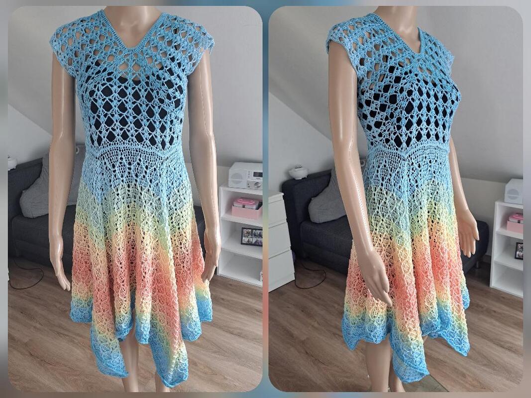 Gehäkeltes Damenkleid in Blau, Gelb und Rosé mit V‑Ausschnitt und offenem Muster, präsentiert auf einem Mannequin.