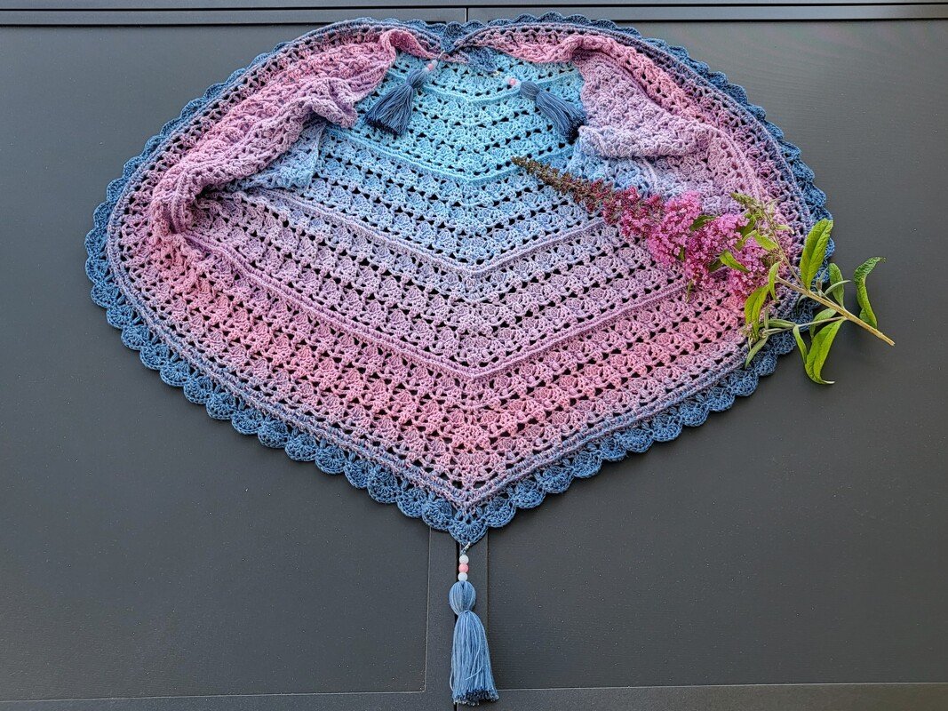 Gehäkeltes Dreieckstuch in Blau-Rosa mit Lochmuster, Muschelrand und Quaste