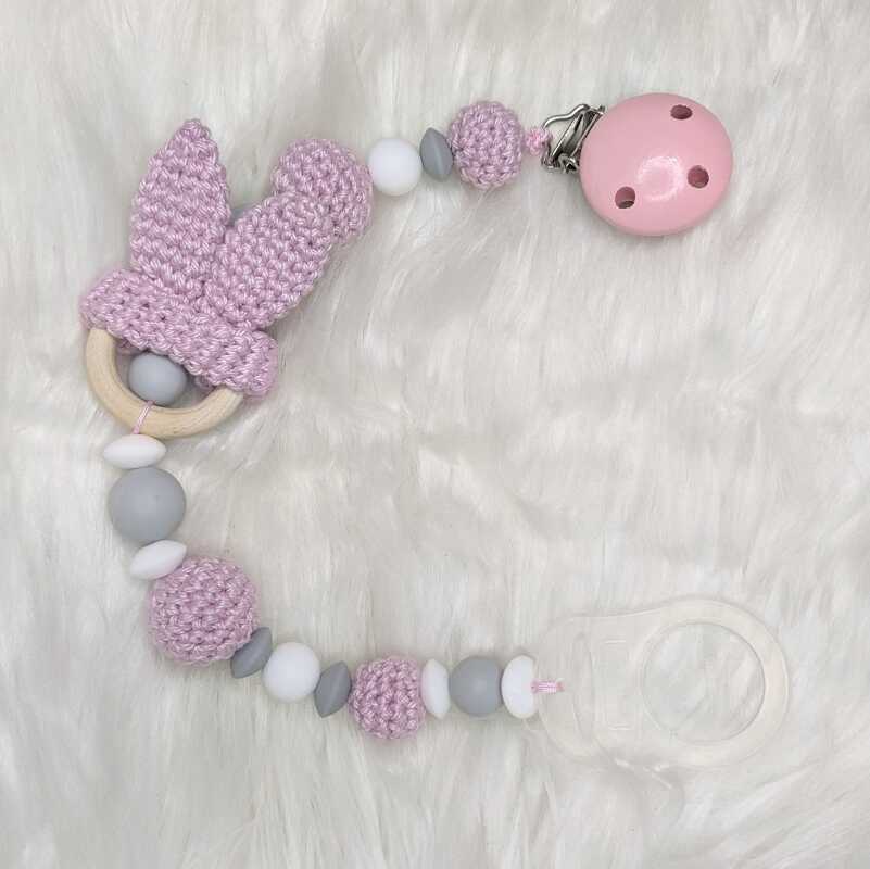 Rosa gehäkeltes Schnullerband mit Hasenohren, Holzring, Silikon- und Häkelperlen, Metallclip