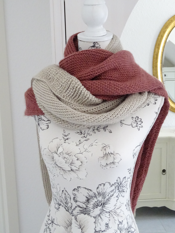 Zweifarbiges Dreieckstuch in Altrosa und Beige auf einer Schneiderpuppe mit Blumenmuster