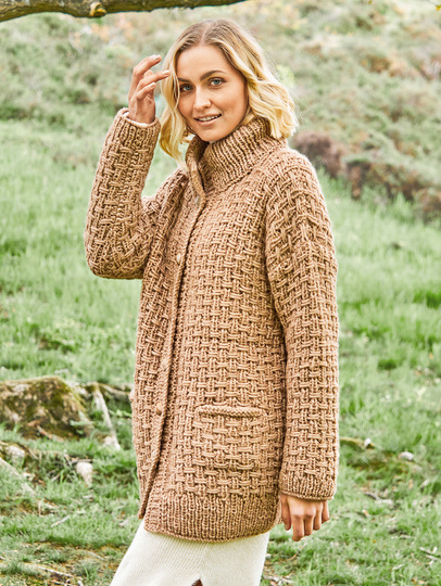 Braune Jacke im Reliefmuster