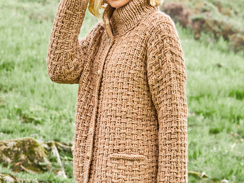 Braune Jacke im Reliefmuster