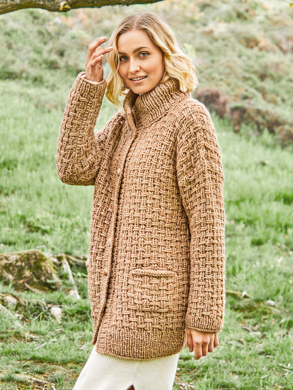 Braune Jacke im Reliefmuster