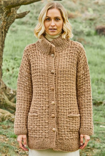 Braune Jacke im Reliefmuster