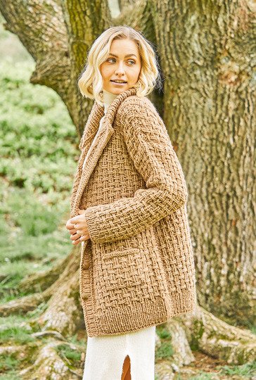 Braune Jacke im Reliefmuster