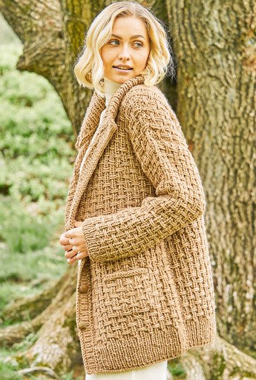 Braune Jacke im Reliefmuster