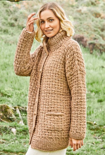 Braune Jacke im Reliefmuster