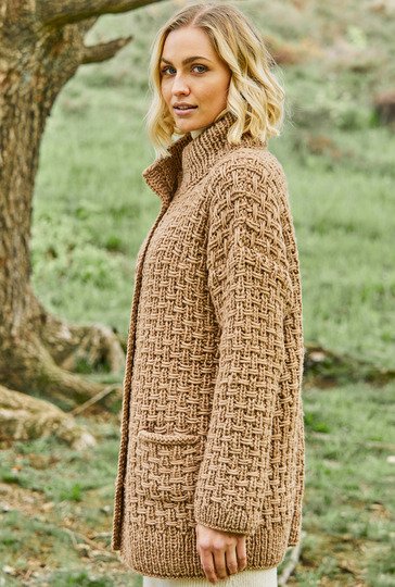 Braune Jacke im Reliefmuster