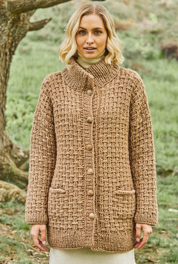 Braune Jacke im Reliefmuster