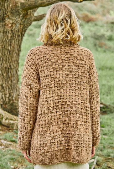 Braune Jacke im Reliefmuster