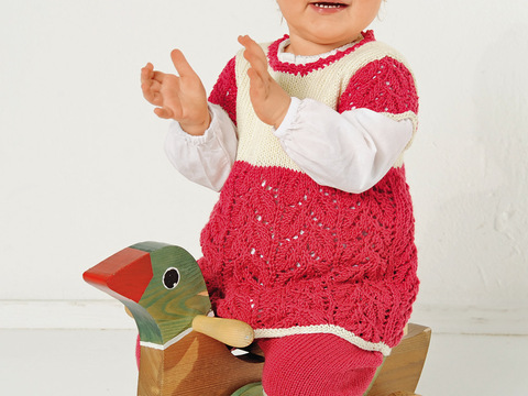 Babykleid mit Hose und Mütze im Ajourmuster