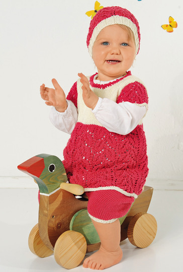 Babykleid mit Hose und Mütze im Ajourmuster
