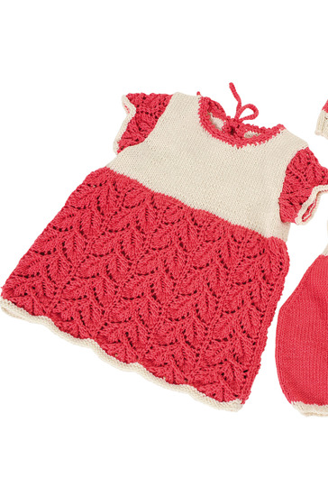 Babykleid mit Hose und Mütze im Ajourmuster