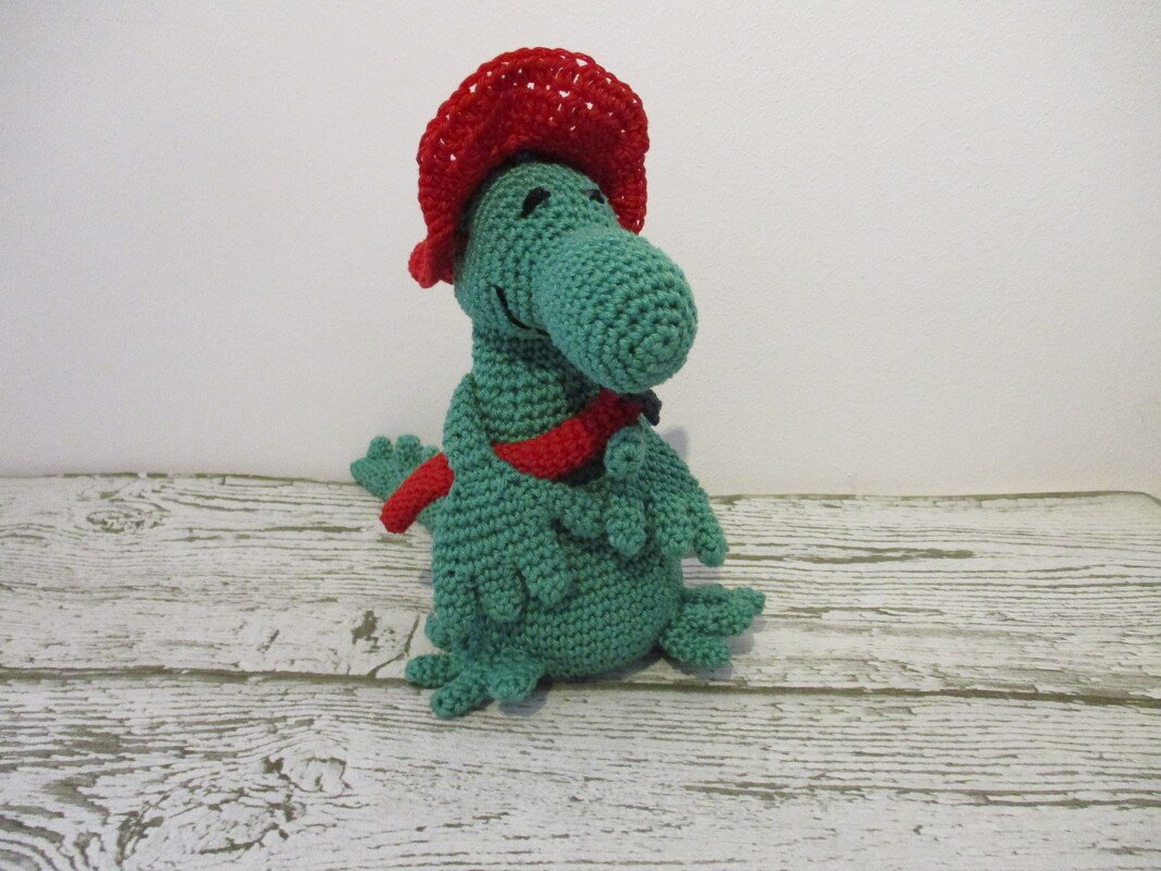 Häkelanleitung Drache mit Feuerwehrhelm