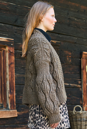 Jacke im Patent-Blattmuster