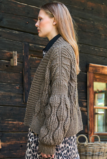 Jacke im Patent-Blattmuster