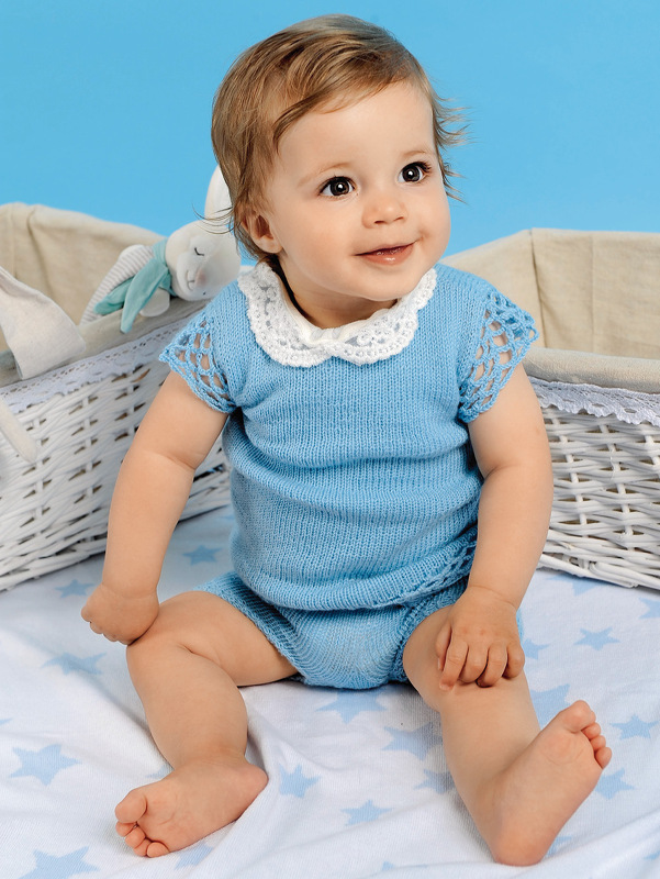 Hellblaues Kleidchen mit kurzer Hose