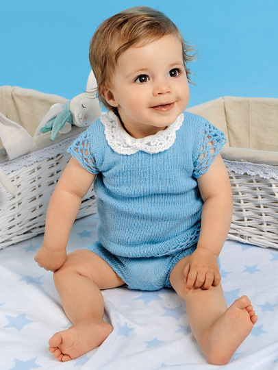 Hellblaues Kleidchen mit kurzer Hose