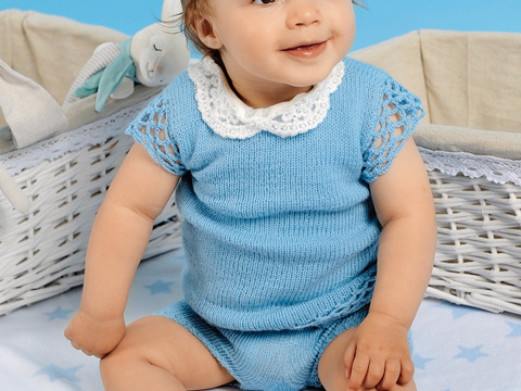 Hellblaues Kleidchen mit kurzer Hose