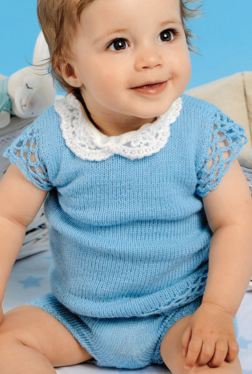 Hellblaues Kleidchen mit kurzer Hose