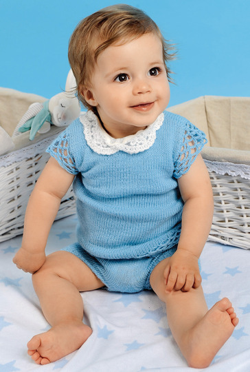 Hellblaues Kleidchen mit kurzer Hose