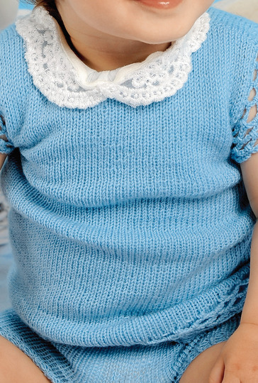 Hellblaues Kleidchen mit kurzer Hose