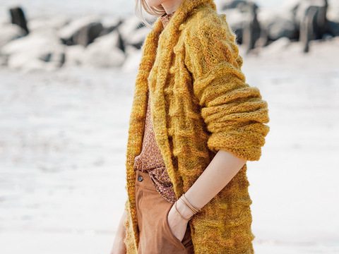 Cardigan im Cloquémuster in Ocker