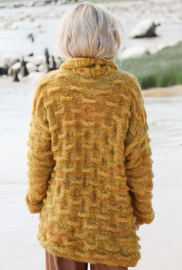 Cardigan im Cloquémuster in Ocker