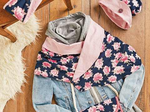 Set aus genähtem Schal, Mütze, Stirnband und Muff im Rosendesign