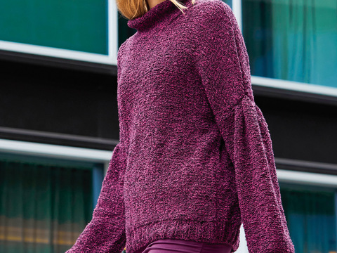 Auberginefarbener Pulli mit weiten Puffärmeln