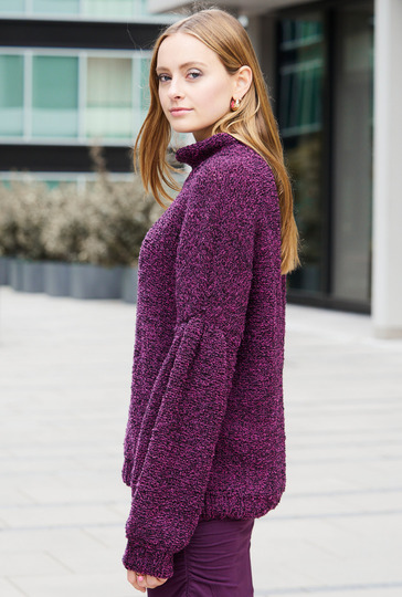 Auberginefarbener Pulli mit weiten Puffärmeln