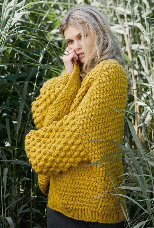 Oversize-Cardigan mit Noppenmuster in Messinggelb - Bild 6