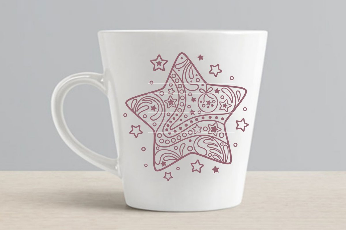 Weiße Tasse mit einem dunkelrosa, kunstvoll verzierten Stern-Design, umgeben von kleinen Sternen.